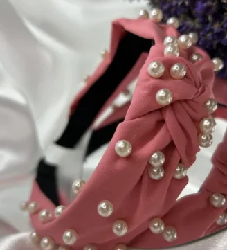 Różowa opaska do włosów z perełkami